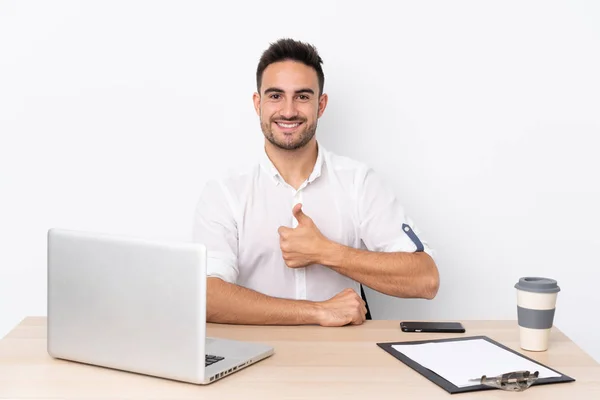 Jovem Homem Negócios Com Telefone Celular Local Trabalho Dando Gesto — Fotografia de Stock