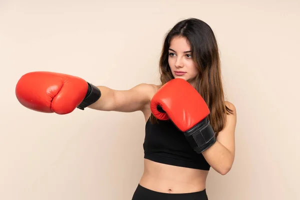 Jovem mulher esporte com luvas de boxe sobre fundo isolado — Fotografia de Stock