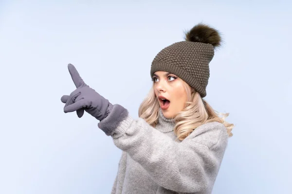 Ung Tonåring Flicka Med Vinter Hatt Över Isolerad Blå Bakgrund — Stockfoto