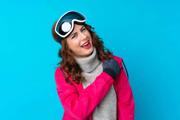 Mujer Esquiadora Con Gafas Snowboard Sobre Una Pared Azul Aislada — Foto de Stock