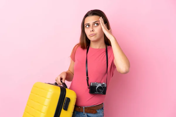 Teenager Cestovatel Dívka Drží Kufr Nad Izolované Růžové Pozadí Pochybnostmi — Stock fotografie