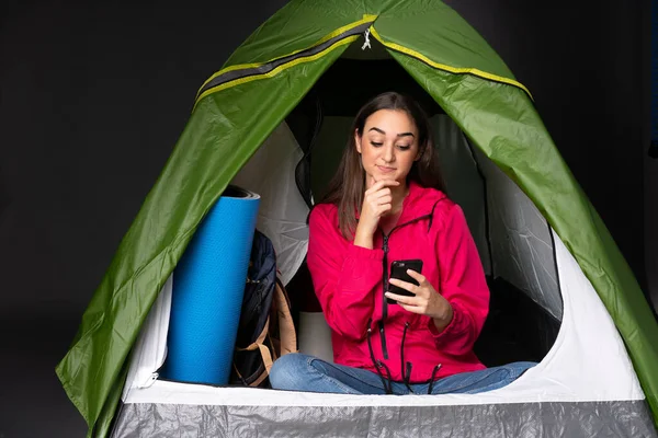 Giovane Donna Caucasica All Interno Una Tenda Verde Campeggio Pensando — Foto Stock