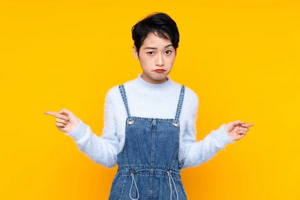 Junges Asiatisches Mädchen Overalls Über Isoliertem Gelbem Hintergrund Das Auf — Stockfoto