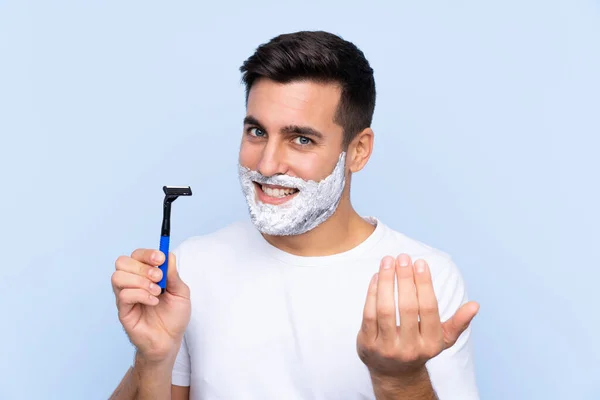 남자는 손으로 배경을 자신의 수염을 당신이 기쁘게 생각합니다 — 스톡 사진