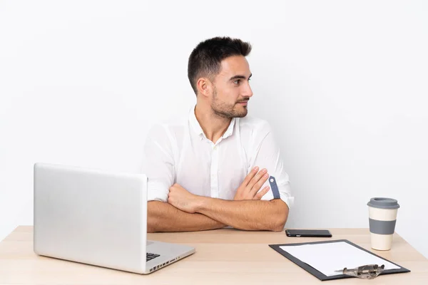 Joven Hombre Negocios Con Teléfono Móvil Lugar Trabajo Mirando Lado — Foto de Stock