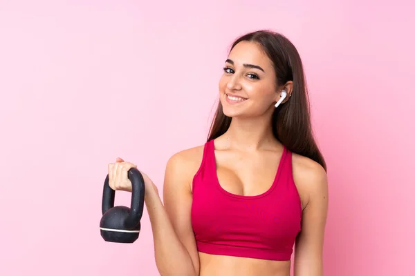 Mladý Sport Dívka Přes Izolované Růžové Pozadí Dělat Vzpírání Kettlebell — Stock fotografie