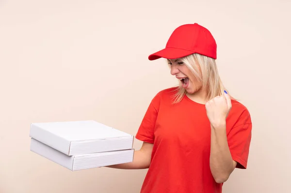 Consegna Pizza Donna Russa Che Tiene Una Pizza Muro Isolato — Foto Stock