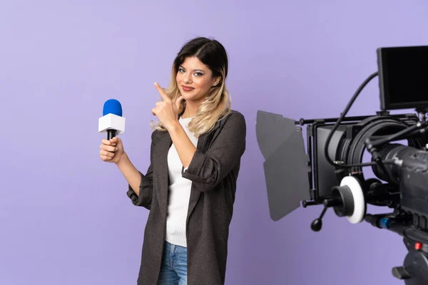 Repórter Adolescente Segurando Microfone Reportando Notícias Isoladas Fundo Roxo Apontando — Fotografia de Stock