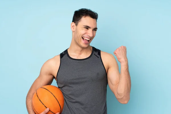 Hombre Sobre Fondo Azul Aislado Jugando Baloncesto —  Fotos de Stock