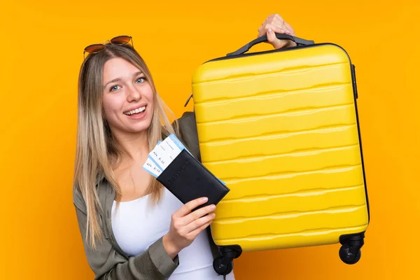 Mladá Blondýna Žena Přes Izolované Žluté Pozadí Dovolené Kufrem Cestovním — Stock fotografie
