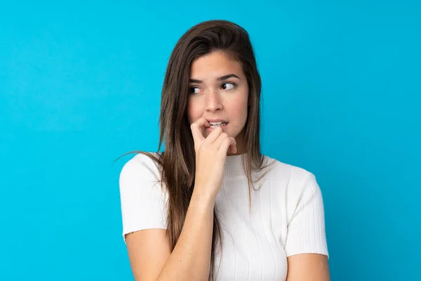 Tonårstjej Över Isolerad Blå Bakgrund Nervös Och Rädd — Stockfoto