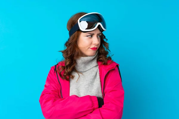 Skidåkare Kvinna Med Snowboard Glasögon Över Isolerad Blå Vägg Tänker — Stockfoto