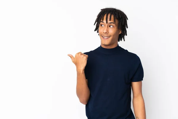 Jonge Afro Amerikaanse Man Geïsoleerd Witte Achtergrond Wijzend Naar Zijkant — Stockfoto