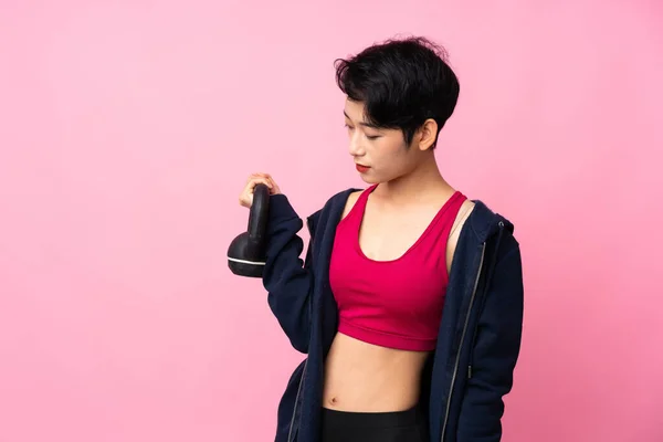 Jeune Sport Asiatique Femme Sur Fond Rose Isolé Faisant Haltérophilie — Photo