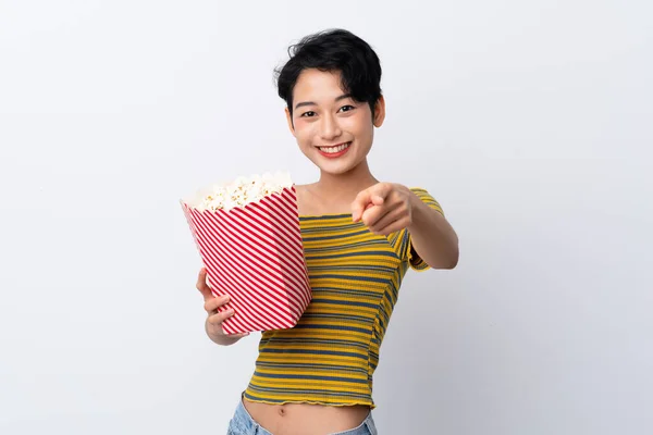 Mladá Asijská Dívka Drží Velký Kbelík Popcornů Zatímco Ukazuje Dopředu — Stock fotografie