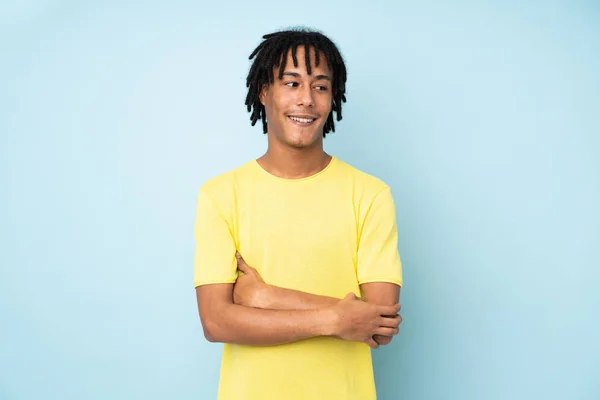 Mladý Africký Američan Izolovaný Modrém Pozadí Zkříženými Pažemi Šťastný — Stock fotografie
