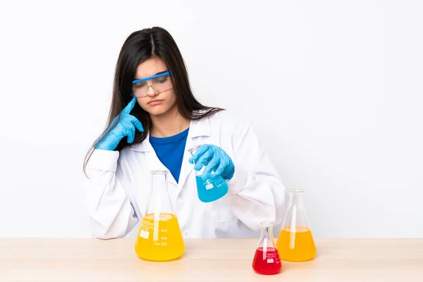 La mujer joven científica en la mesa — Foto de Stock