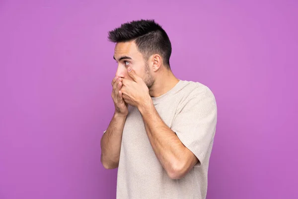 Junger Gutaussehender Mann Über Isoliertem Lila Hintergrund Der Mund Bedeckt — Stockfoto