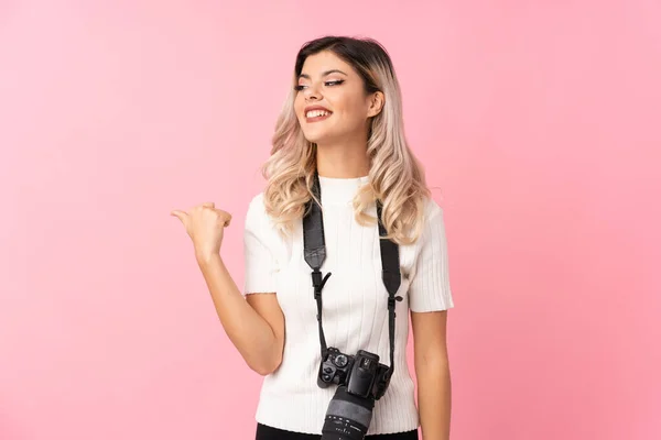 Adolescente Sur Fond Rose Isolé Avec Une Caméra Professionnelle Pointant — Photo
