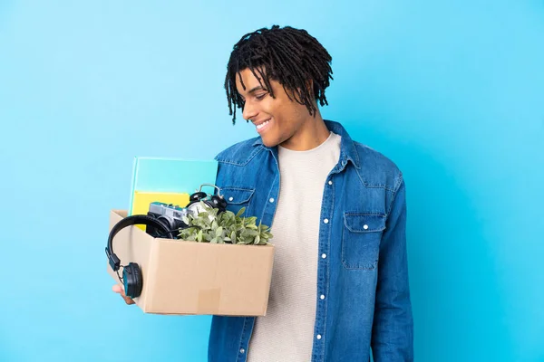 Jonge Afro Amerikaanse Man Maakt Een Beweging Terwijl Het Oppakken — Stockfoto