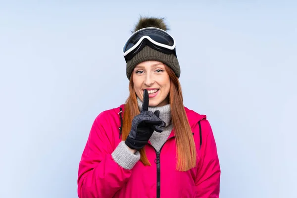 Skier Ruda Kobieta Okularach Snowboardowych Odizolowanej Niebieskiej Ścianie Robi Gest — Zdjęcie stockowe