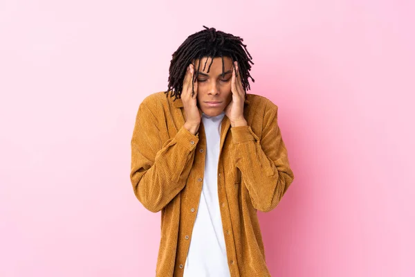 年轻的非洲裔美国人 身穿灯芯绒夹克 背景是孤立的粉色 — 图库照片