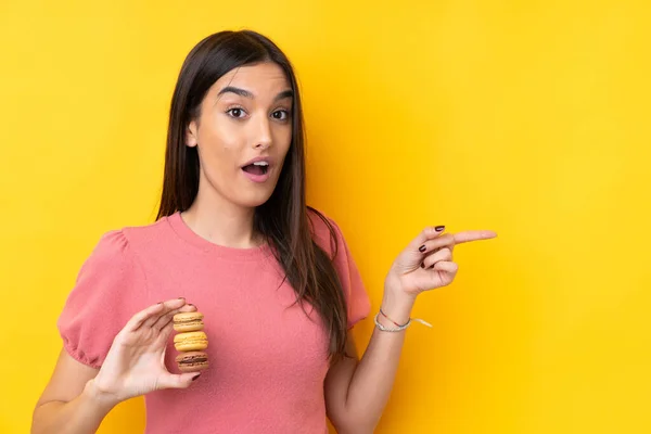 Giovane Donna Bruna Sfondo Giallo Isolato Con Macaron Francesi Colorati — Foto Stock