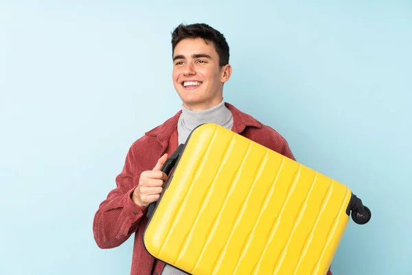 Adolescente Caucasiano Homem Isolado Fundo Roxo Férias Com Mala Viagem — Fotografia de Stock