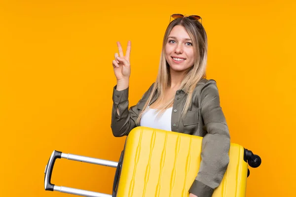 Jonge Blonde Vrouw Geïsoleerde Gele Achtergrond Vakantie Met Reiskoffer Het — Stockfoto