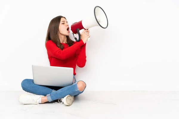 Tenaager Meisje Werken Met Geïsoleerd Witte Achtergrond Schreeuwen Door Een — Stockfoto