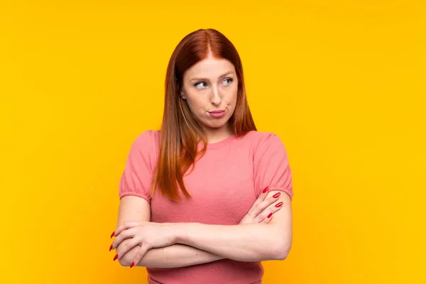 Junge Rothaarige Frau Über Isoliertem Gelben Hintergrund Denkt Eine Idee — Stockfoto