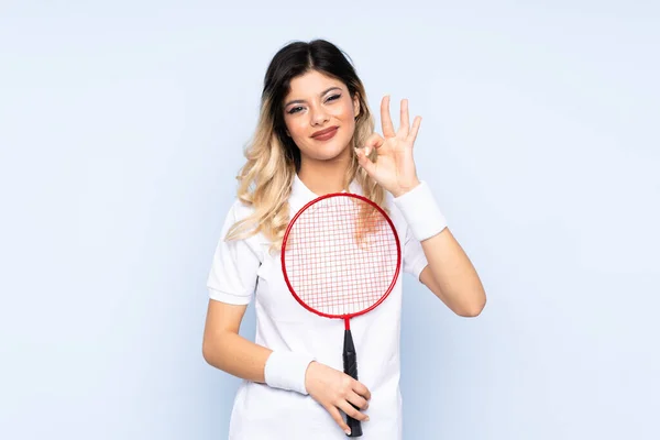 Tonårstjej Spelar Badminton Isolerad Blå Bakgrund Visar Tecken Med Fingrar — Stockfoto