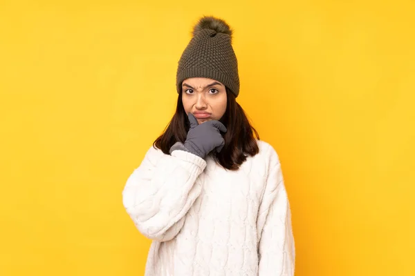 Giovane Donna Con Cappello Invernale Sfondo Giallo Isolato Pensando — Foto Stock