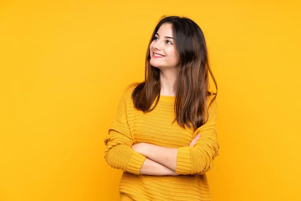 Jeune Femme Caucasienne Isolée Sur Fond Jaune Levant Les Yeux — Photo