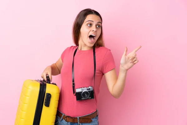 Teenager Cestovatel Dívka Drží Kufr Přes Izolované Růžové Pozadí Překvapené — Stock fotografie