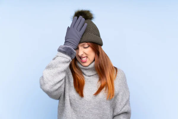 Jonge Roodharige Russische Vrouw Met Winterhoed Geïsoleerde Blauwe Achtergrond Met — Stockfoto