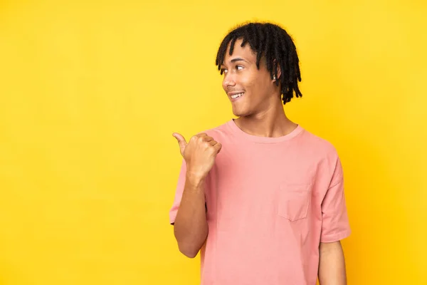 Young African American Man Isolated Yellow Background Pointing Side Present — Stock Photo, Image