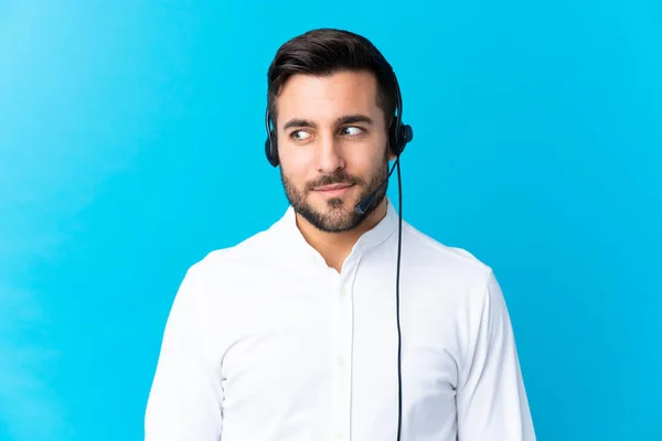 Telemarketer Homem Trabalhando Com Fone Ouvido Sobre Fundo Azul Isolado — Fotografia de Stock