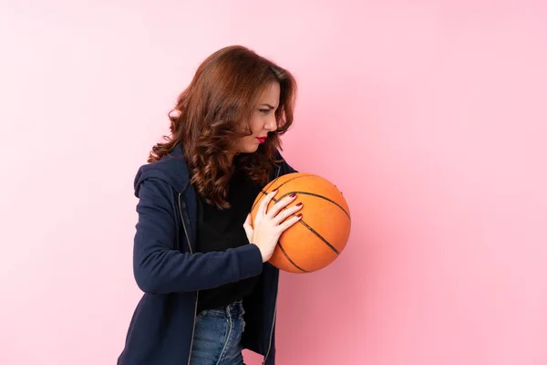 Giovane Donna Russa Sfondo Rosa Isolato Con Palla Basket — Foto Stock