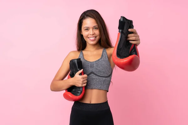 Mladý Sport Brazilky Dívka Přes Izolované Růžové Pozadí Boxerskými Rukavicemi — Stock fotografie