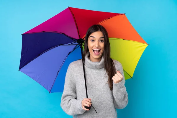 Jeune Femme Brune Tenant Parapluie Sur Mur Bleu Isolé Célébrant — Photo