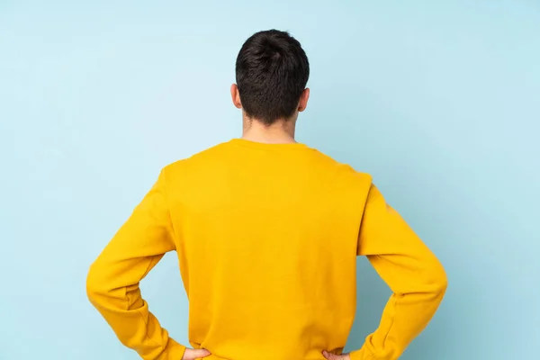 Tiener Kaukasische Knappe Man Geïsoleerd Paarse Achtergrond Achterste Positie — Stockfoto