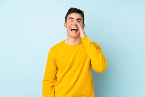 Έφηβος Καυκάσιος Όμορφος Άντρας Απομονωμένος Μωβ Φόντο Φωνάζοντας Ανοιχτό Στόμα — Φωτογραφία Αρχείου