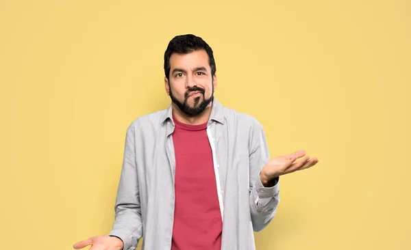 Bonito Homem Com Barba Infeliz Por Não Entender Algo Sobre — Fotografia de Stock