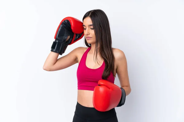 Junge Sport Brünette Frau Über Isolierten Weißen Hintergrund Mit Boxhandschuhen — Stockfoto