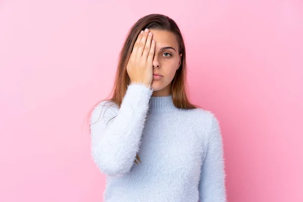 Nastolatka Niebieskim Swetrem Odizolowanym Różowym Tle Pokrywającym Oko Ręcznie — Zdjęcie stockowe