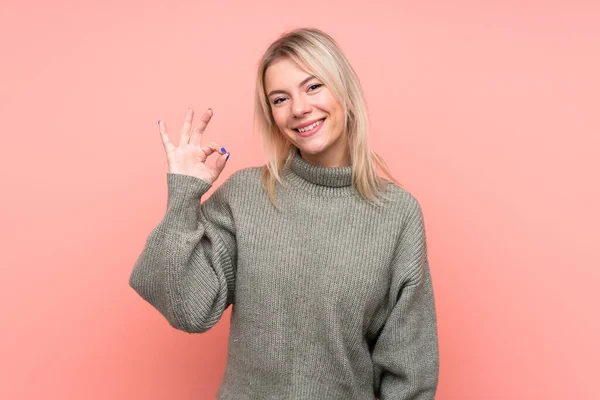 Jovem Loira Russa Mulher Sobre Isolado Rosa Fundo Mostrando Sinal — Fotografia de Stock