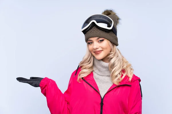 Skier Nastolatka Dziewczyna Okulary Snowboardowe Odizolowanym Niebieskim Tle Gospodarstwa Copyspace — Zdjęcie stockowe