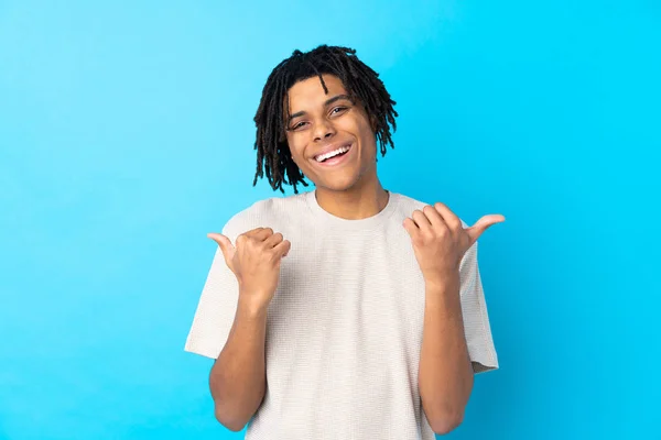 Jonge Afro Amerikaanse Man Geïsoleerde Blauwe Achtergrond Met Duimen Omhoog — Stockfoto