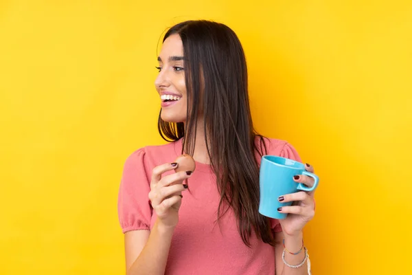 Giovane Donna Bruna Sfondo Giallo Isolato Con Macaron Francesi Colorati — Foto Stock